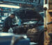 Profesionalni automehaničar u radionici vrši popravku i servisiranje automobila